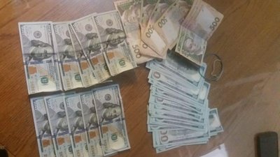 На Тячівщині затримали двох чоловіків, яких підозрюють у вимаганні 120 тисяч доларів
