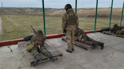 Новобранці з миколаївської військової частини вперше виїхали на стрільби Новобранці з миколаївської військової частини вперше виїхали на стрільби