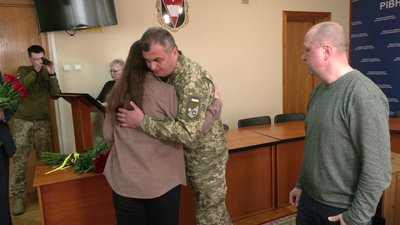Орден "За мужність": у Рівному рідним загиблих військових вручили нагороди Орден "За мужність": у Рівному рідним загиблих військових вручили нагороди