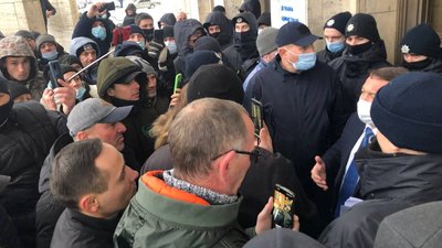 Протест біля Закарпатської ОДА за зниження тарифів: як усе відбувалося Протест біля Закарпатської ОДА за зниження тарифів: як усе відбувалося