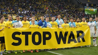 Перед початком матчу "Динамо" вийшли на поле з банером "Зупиніть війну".