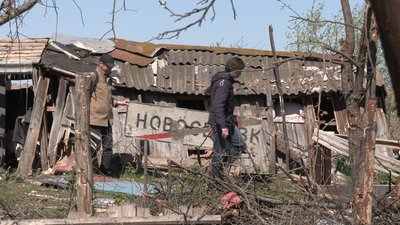 Посічений уламками снарядів знак "Новоселівка" Посічений уламками снарядів знак "Новоселівка"