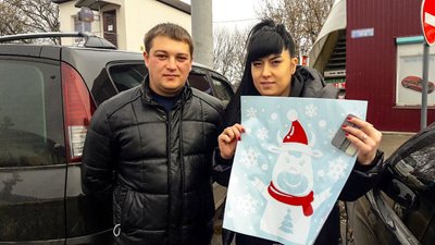 Подружжя кропивничан робить новорічні наліпки