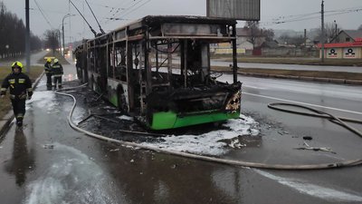 У Харкові згорів тролейбус: водій отримав опіки рук
