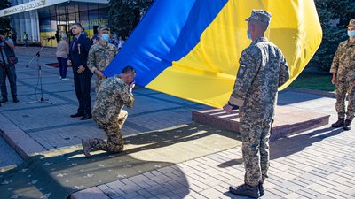 Біля Дніпропетровської ОДА урочисто підняли Державний Прапор України