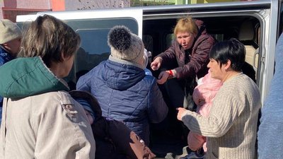 Дітей евакуйовували мікроавтобусами Дітей евакуйовували мікроавтобусами