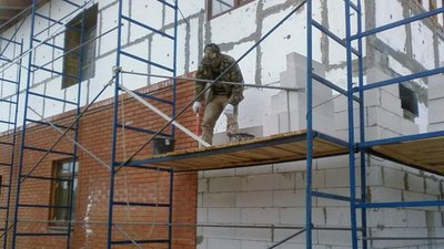 На Буковині двоє дітей отримали травми від падіння з риштування, одна дитина в реанімації