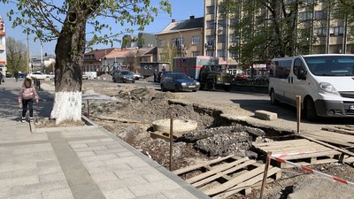 Ремонт площі Петефі в Ужгороді обіцяють завершити до кінця року. Чому призупинили роботи Ремонт площі Петефі в Ужгороді обіцяють завершити до кінця року. Чому призупинили роботи