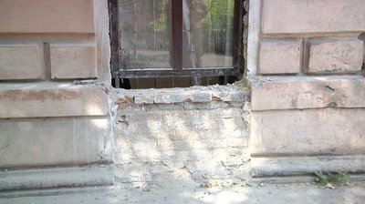 У фасаді пам'ятки архітектури в центрі Одеси намагалися прорубати двері У фасаді пам'ятки архітектури в центрі Одеси намагалися прорубати двері