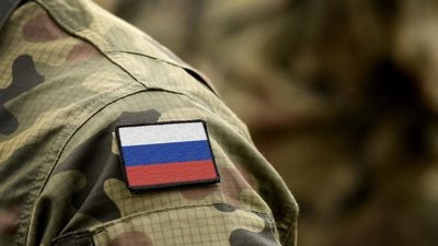 Шеврон з російським прапором на плечі