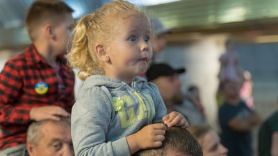 У Дніпрі в метро влаштували благодійну циркову виставу для дітей