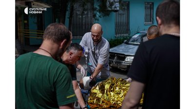 "Медикам нити не можна. В окопах ще гірше" — історії лікарів Донбасу
