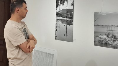 "Херсон. De рrofundis". У Києві пройшла виставка робіт наслідків підриву Каховської ГЕС "Херсон. De рrofundis". У Києві пройшла виставка робіт наслідків підриву Каховської ГЕС