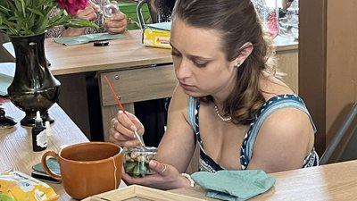 Учасниця майстер-класу Світлана та її малюнок Учасниця майстер-класу Світлана та її малюнок