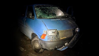 РФ атакувала у Семенівці цивільний мікроавтобус, який стояв біля магазину