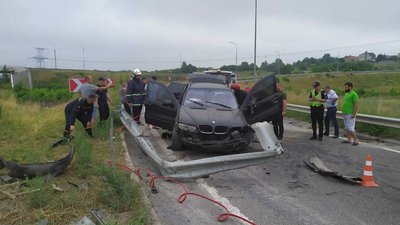 Біля Рівного авто влетіло у відбійник, водійку затисло в салоні