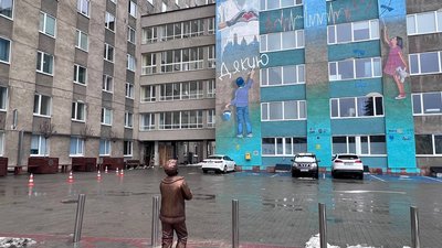 На подвір'ї львівської лікарні встановили скульптуру хлопчика, який чекає на хороші новини На подвір'ї львівської лікарні встановили скульптуру хлопчика, який чекає на хороші новини