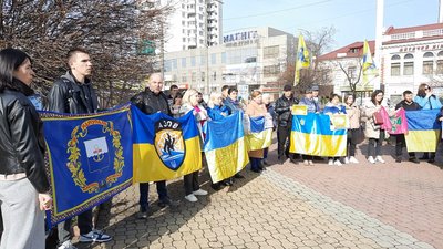 Жителі Хмельниччини та переселенці прийшли на акцію "Поверніть героїв додому!" Жителі Хмельниччини та переселенці прийшли на акцію "Поверніть героїв додому!"