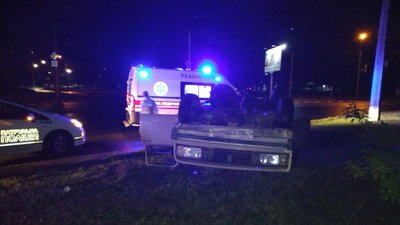 У Черкасах на кільці перекинулася автівка з п'ятьма людьми. Двоє у лікарні