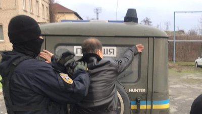 Чоловіка, якого розшукував Інтерпол, затримали на Херсонщині Чоловіка, якого розшукував Інтерпол, затримали на Херсонщині