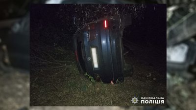BMW, яке перевернулося внаслідок ДТП поблизу Чернігова BMW, яке перевернулося внаслідок ДТП поблизу Чернігова