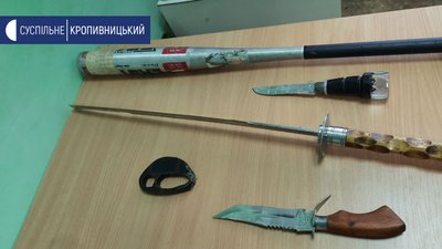 Ножі, шаблі, бити зберігають у відділі вибухотехнічних та пожежних досліджень Ножі, шаблі, бити зберігають у відділі вибухотехнічних та пожежних досліджень