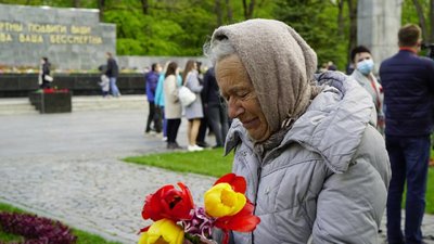 9 травня у Харкові: до Меморіалу Слави несуть квіти 9 травня у Харкові: до Меморіалу Слави несуть квіти