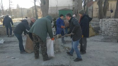 У Житомирі прибирають територію розбомленої російськими військами школи