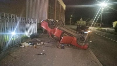 У Прилуках водій пив алкоголь у машині, тікав від патрульних і розбив автівку