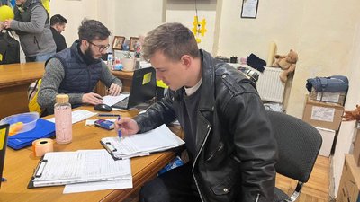 Українські артисти Вадим Олійник та Євген Кот свою роботу змінили на волонтерство у Чернівцях Українські артисти Вадим Олійник та Євген Кот свою роботу змінили на волонтерство у Чернівцях