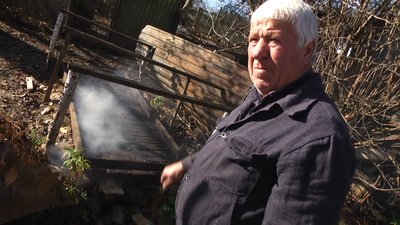 Олександр Паціюк показує сушарню-коптильню, яку зробив власноруч. 1.11.2022 рік