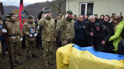 На Закарпатті попрощалися із полеглим захисником Василем Кальваровським На Закарпатті попрощалися із полеглим захисником Василем Кальваровським