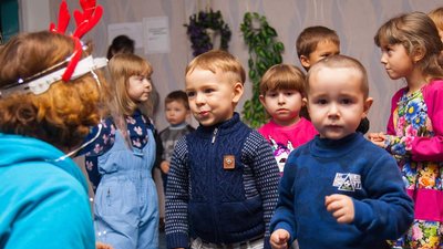 Волонтери з Харкова відвезли першу партію подарунків для дітей на Донбас — як це було Волонтери з Харкова відвезли першу партію подарунків для дітей на Донбас — як це було