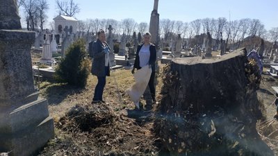 Жителі Тернопільщини прибирають цвинтарі, де поховані поляки Жителі Тернопільщини прибирають цвинтарі, де поховані поляки