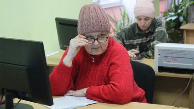 Не боятися комп'ютера: літніх житомирян та переселенців навчають основам комп'ютерної грамотності Не боятися комп'ютера: літніх житомирян та переселенців навчають основам комп'ютерної грамотності