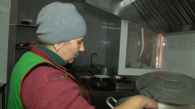 Продавчині черкаського ринку щодня готують до пів тисячі порцій гарячих обідів Продавчині черкаського ринку щодня готують до пів тисячі порцій гарячих обідів