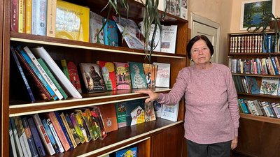 50 років працює у шкільній бібліотеці села Руські Комарівці Наталія Лукач. Книгозбірні — близько 60 років