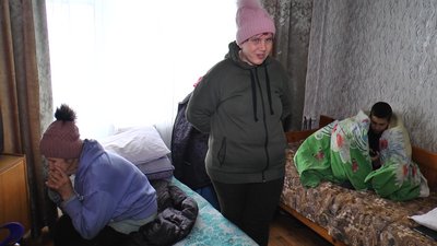 “Приїхали тому, що там дуже стріляють”. Хаб у Дніпрі приймає переселенців з Донеччини “Приїхали тому, що там дуже стріляють”. Хаб у Дніпрі приймає переселенців з Донеччини
