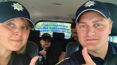 Патрульні привітали з днем народження чотирирічного тернополянина Патрульні привітали з днем народження чотирирічного тернополянина