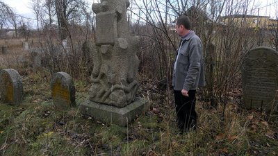 Як студенти та викладачі досліджують Єврейське кладовище у Глухові на Сумщині Як студенти та викладачі досліджують Єврейське кладовище у Глухові на Сумщині