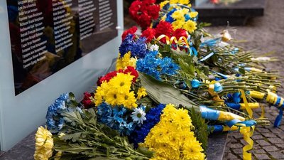 День вшанування Небесної сотні: У Дніпрі поклали квіти до стел на Алеї пам’яті День вшанування Небесної сотні: У Дніпрі поклали квіти до стел на Алеї пам’яті