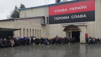 На прощання з солдатом Сергієм Бардарем у Хмельницькому прийшли рідні, близькі та односельці На прощання з солдатом Сергієм Бардарем у Хмельницькому прийшли рідні, близькі та односельці
