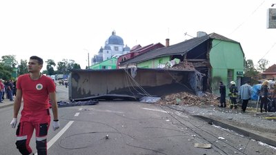 На Львівщині трапилася аварія за участі вантажівки, загинули чотири людини На Львівщині трапилася аварія за участі вантажівки, загинули чотири людини