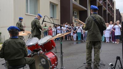 Військовослужбовці привітали медиків на Одещині Військовослужбовці привітали медиків на Одещині
