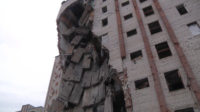 Зруйнована дев'ятиповерхівка пожежний-рятувальник Лиман Донеччина Зруйнована дев'ятиповерхівка пожежний-рятувальник Лиман Донеччина