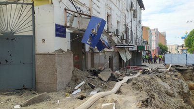 Комунальники працюють на місці ракетного удару РФ у Шевченківському районі Харкова. 6 червня 2023 року. Фото: Ірина Гнатюк/Суспільне Харків Комунальники працюють на місці ракетного удару РФ у Шевченківському районі Харкова. 6 червня 2023 року. Фото: Ірина Гнатюк/Суспільне Харків