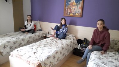 Зараз діти живуть в готелі.