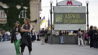 Люди на площі Свободи в Харкові на мітингу
