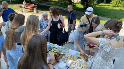 На Тернопільщині пластуни провели благодійний ярмарок, щоб зібрати кошти для ЗСУ На Тернопільщині пластуни провели благодійний ярмарок, щоб зібрати кошти для ЗСУ