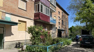 До Супрунівки привезли вікна постраждалим від обстрілу До Супрунівки привезли вікна постраждалим від обстрілу
